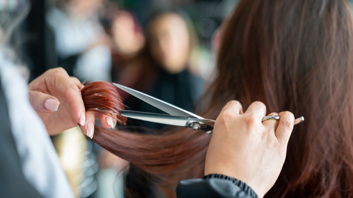 发型一旦不慎被剪坏，或因难以即时补救而引发争拗。iStock示意图