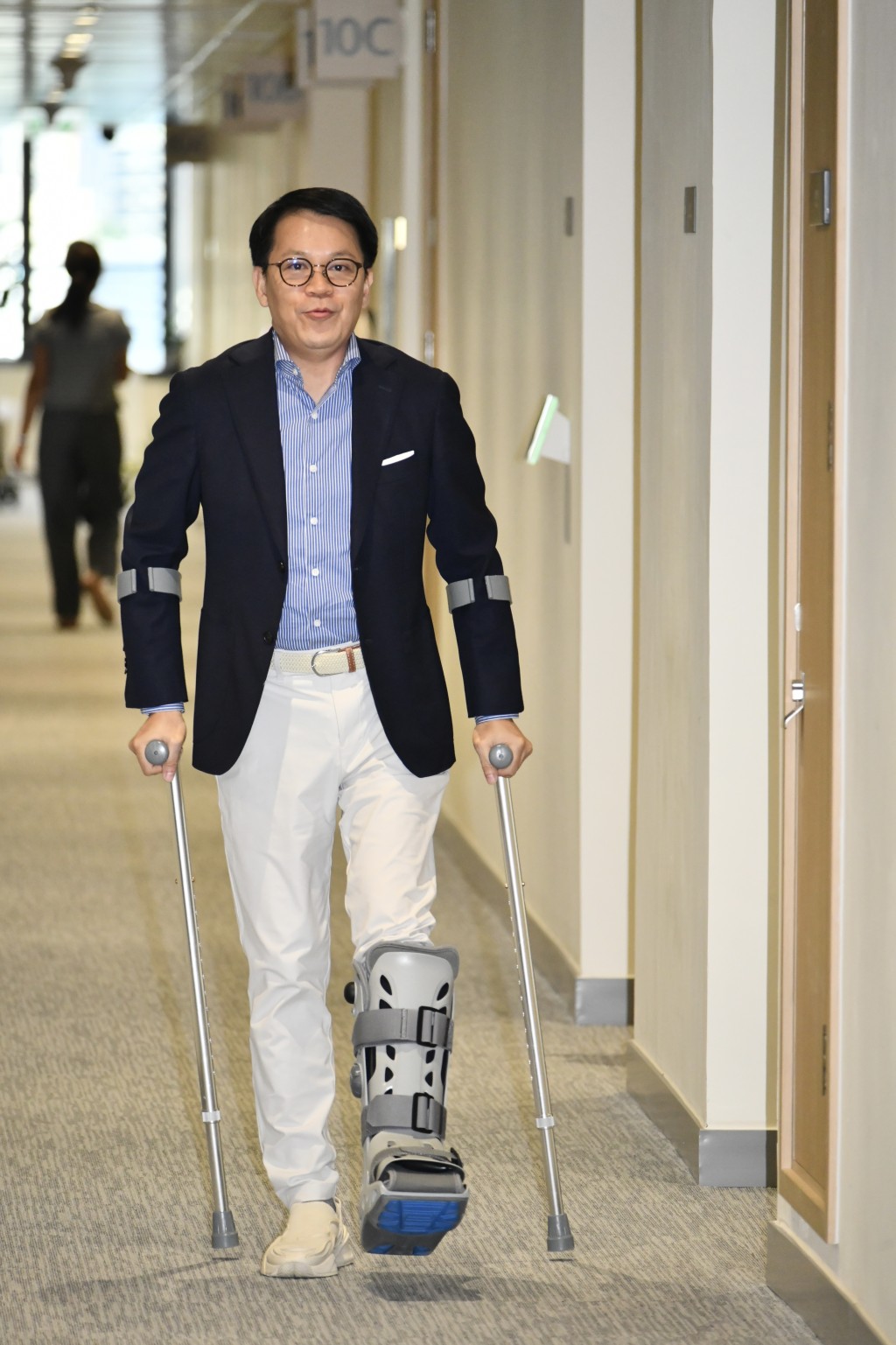 陳克勤於風災過後多次巡區,導致左腳受傷。盧江球攝 陳克勤於風災過後多次巡區,導致左腳受傷。盧江球攝