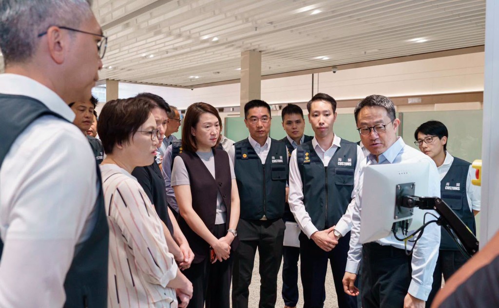 陳子達視察海關旅檢設施。香港海關fb圖片 陳子達視察海關旅檢設施。香港海關fb圖片