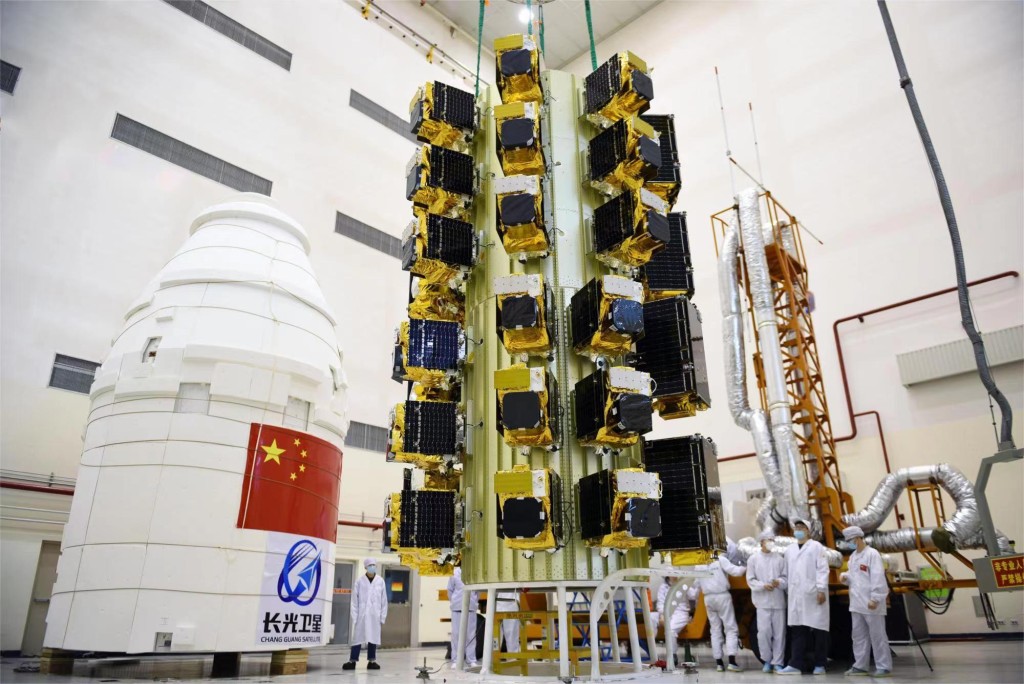 長光衛星是中國第一家商業遙感衛星公司，已透過 21次成功發射，實現108顆衛星在軌運行，建成目前全球最大的亞米級商業遙感衛星星座。圖為長光衛星研究人員為衛星發射進行組裝。(長光衛星公司提供)