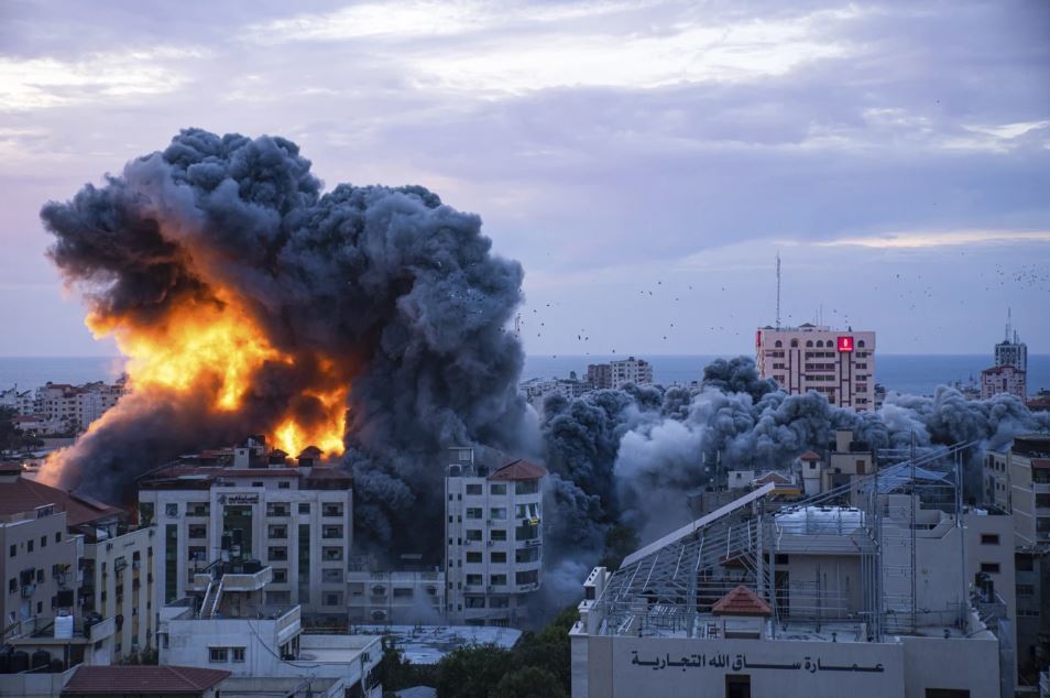 以色列在受袭后，向加沙地带还击，双方冲突至今未平息。路透社