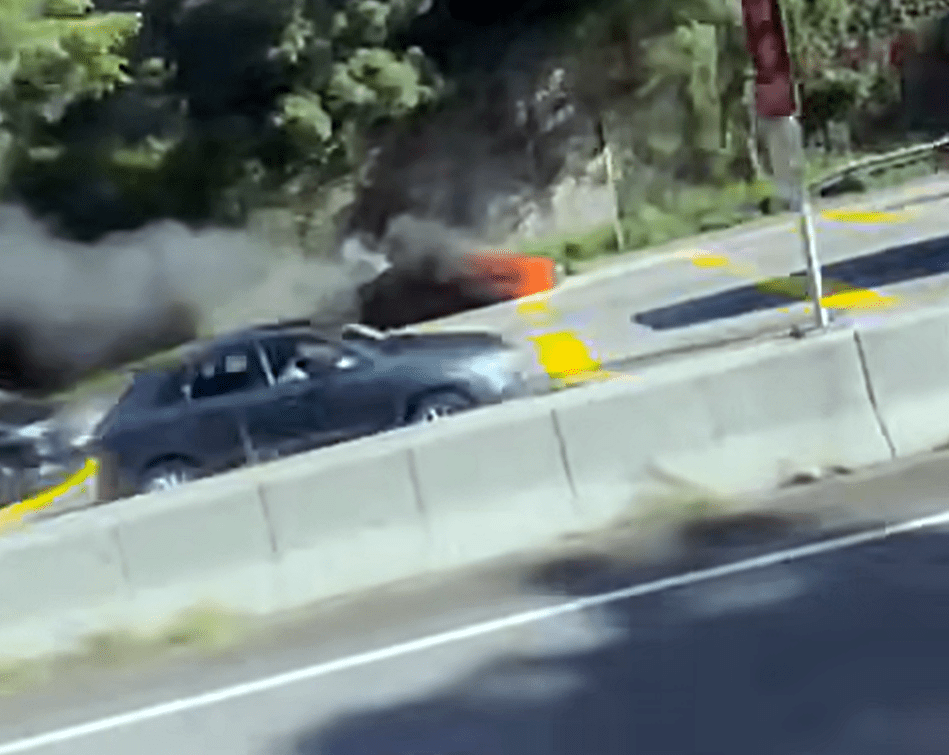 私家車車頭起火。fb：馬路的事 (即時交通資訊台)