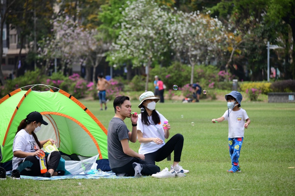 西營盤中山紀念公園市民外出感受春天氣息。