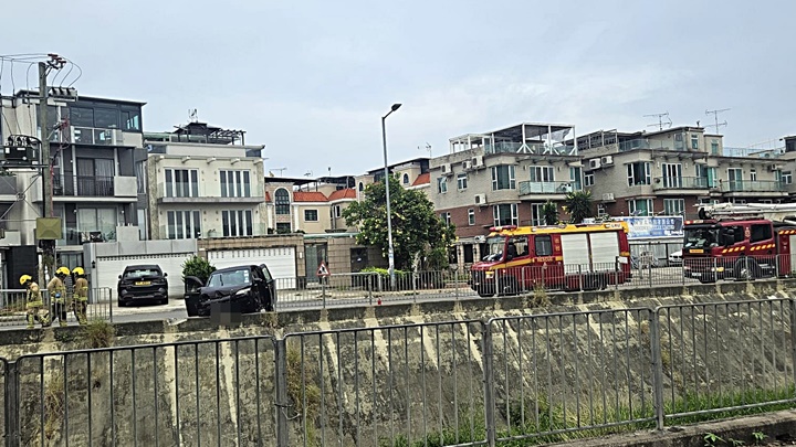 私家車險飛落坑渠。fb:元朗鄉約