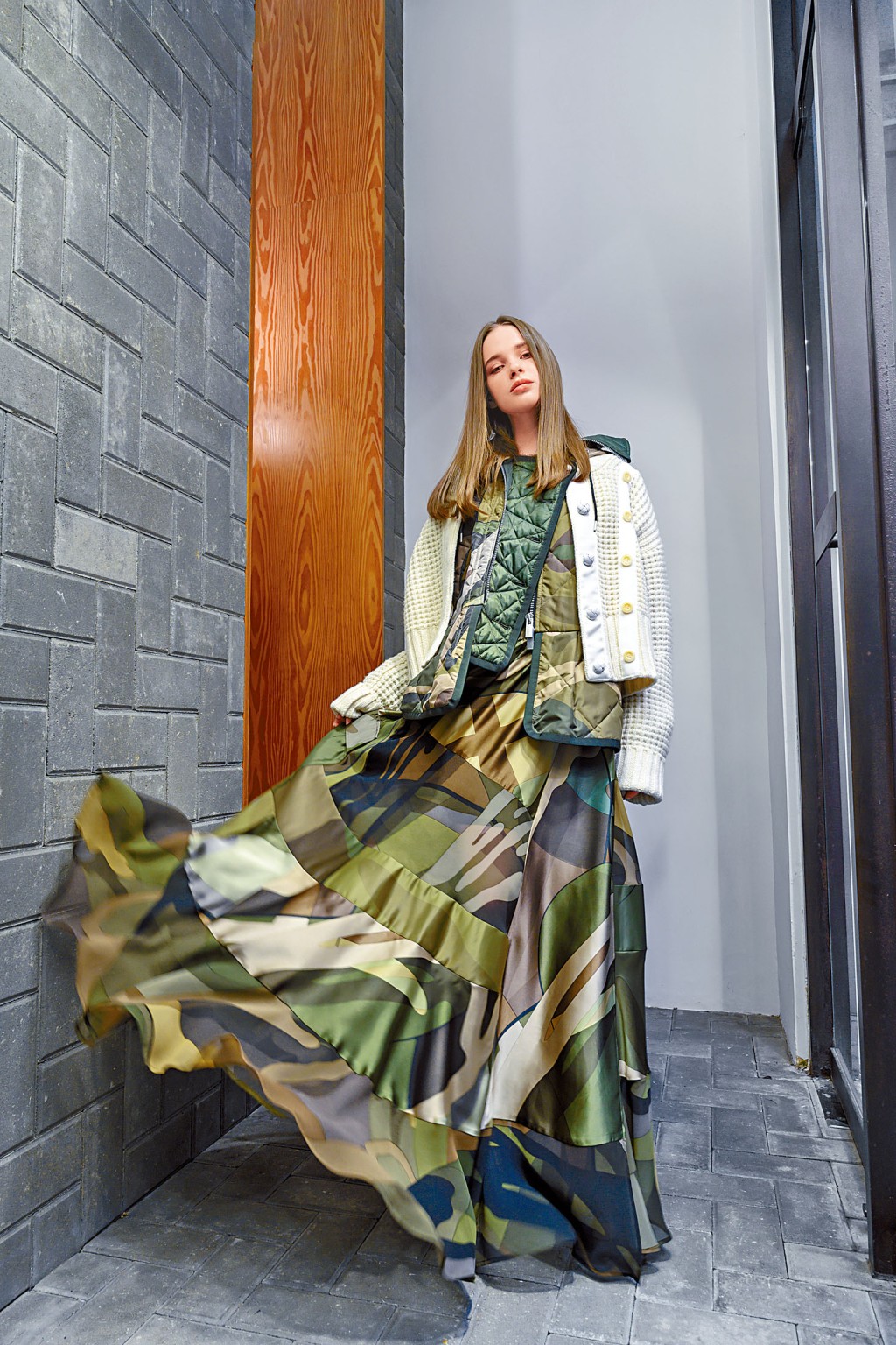 配以Kaws图案的拼搭设计外套/$14,100、半截长裙/$13,300。