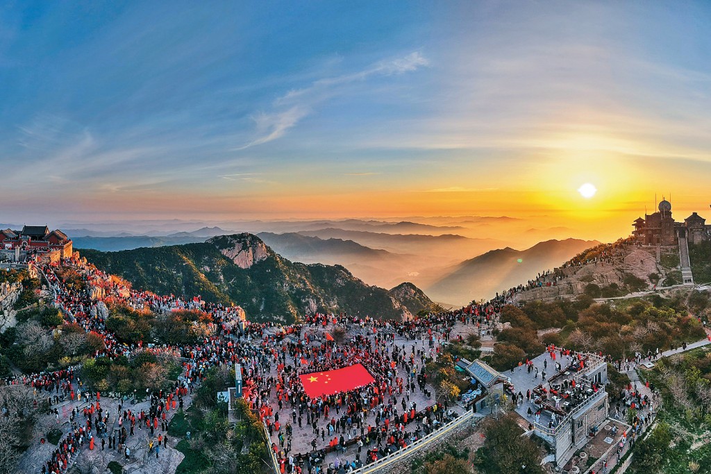 五一黃金周展開，大批旅客逼滿泰山山頂爭睹日出。