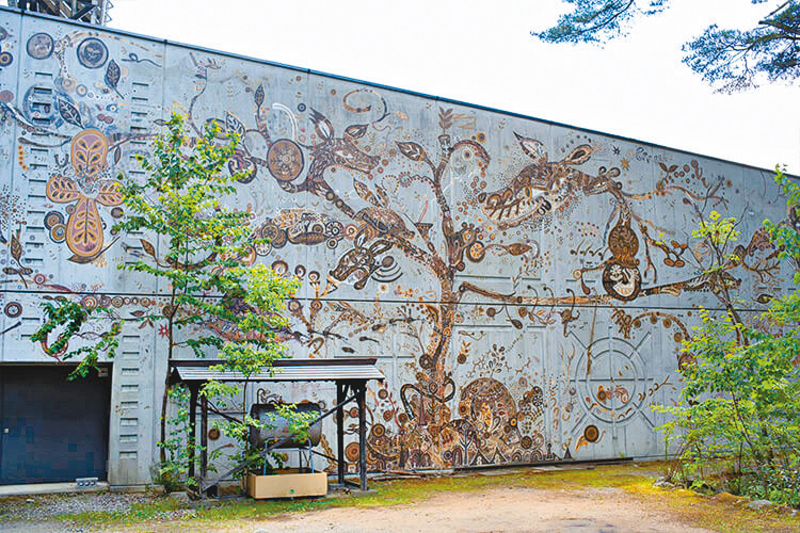 日本藝術家淺井裕介在這趟的北Alps國際藝術祭有多組藝作，在水壩區域的便是《土之泉》。