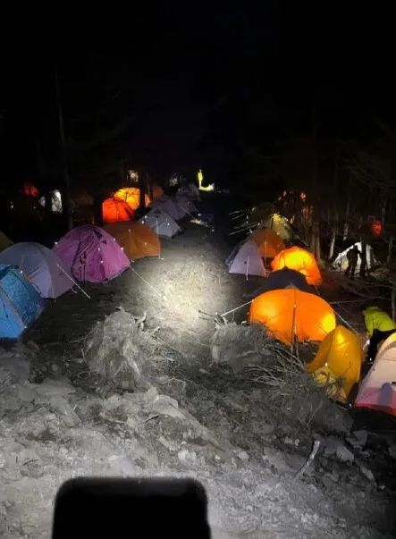 山西五台山周末突出现大风雪，有游客被困。《大河报》