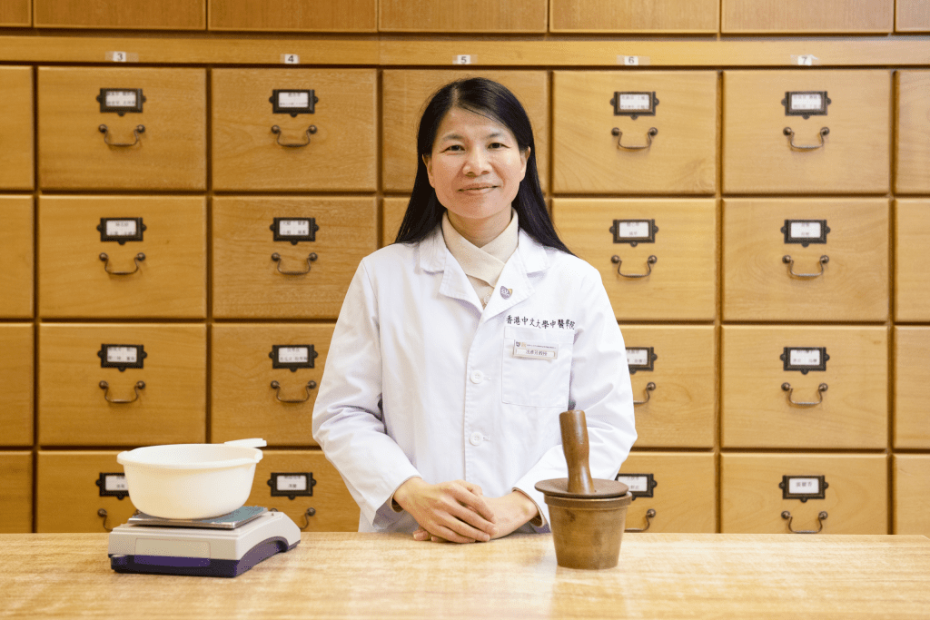 香港中文大學中醫學院中藥藥理與藥物開發理學碩士課程副主任冼彥芳教授。 香港中文大學中醫學院中藥藥理與藥物開發理學碩士課程副主任冼彥芳教授。