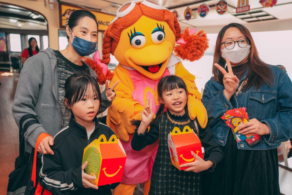 參與家庭獲香港麥當勞義工隊送上節日驚喜，開心迎接新年。