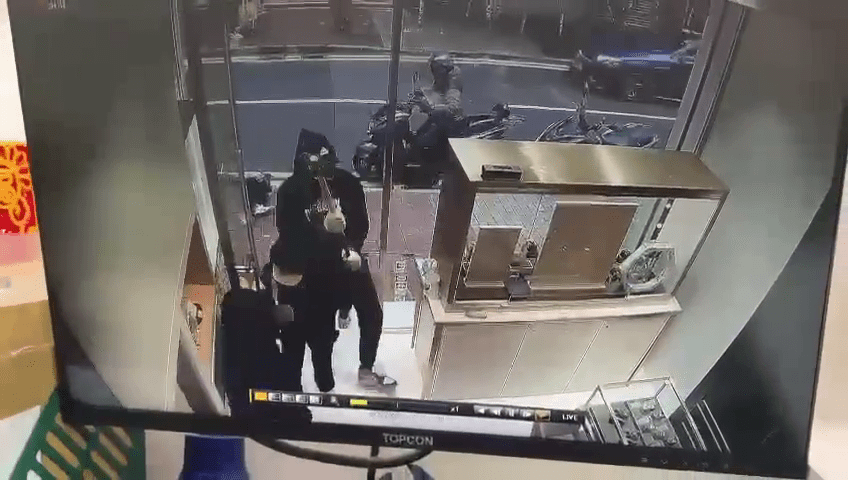 劫匪闯入表行后，持铁锤砸破玻璃柜大肆搜掠。网上片段