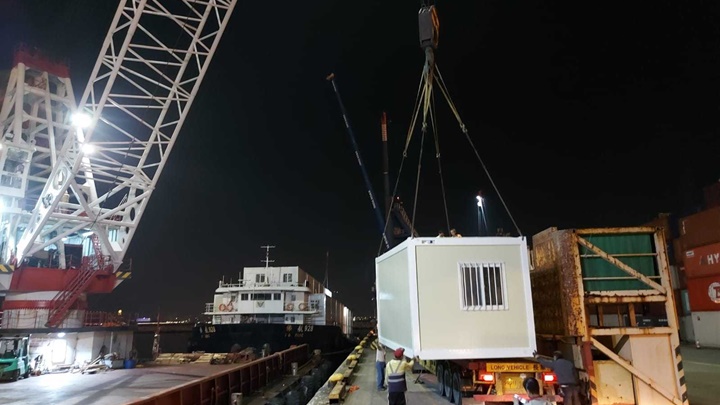 屯門內河碼頭指未來3個月將有1萬套方艙醫院組件抵港。