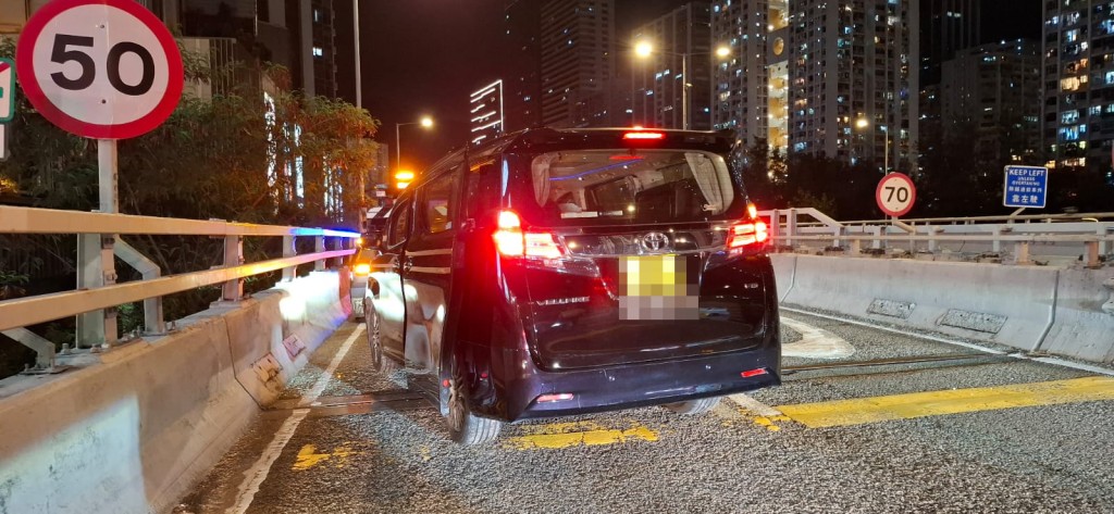 司機疑身體不適暈倒，令七人車失控自炒。