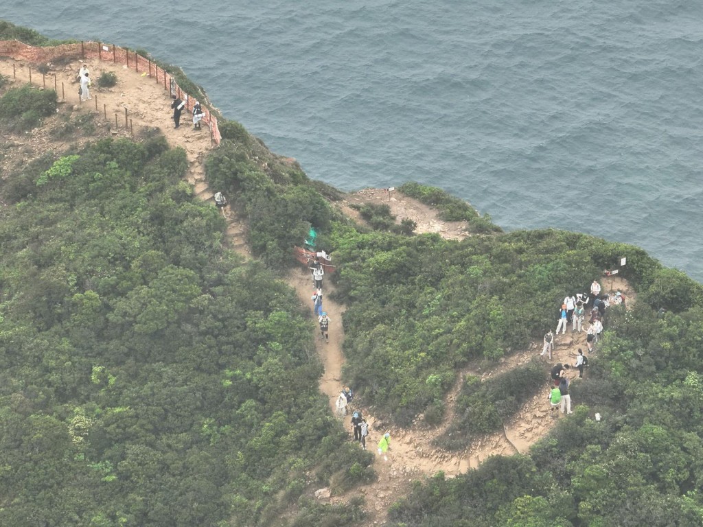 渔护署以无人机监察破边洲观景台及山径人流状况。渔护署FB 渔护署以无人机监察破边洲观景台及山径人流状况。渔护署FB