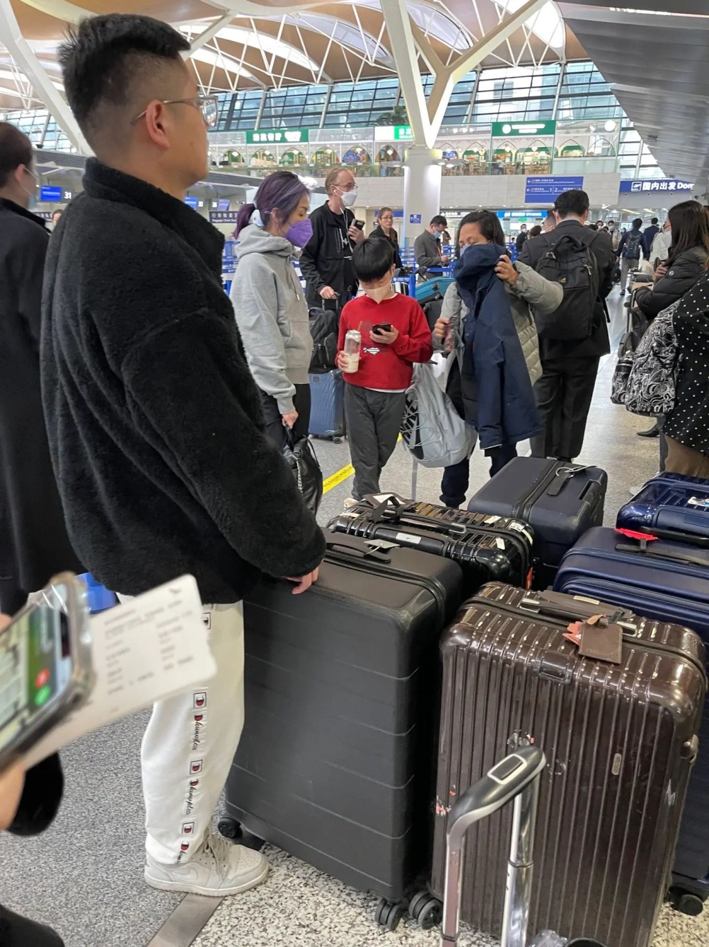 楊千嬅前日於上海蒲東機場，被拍到湊仔返港，不過內地網民狂踩她變老。