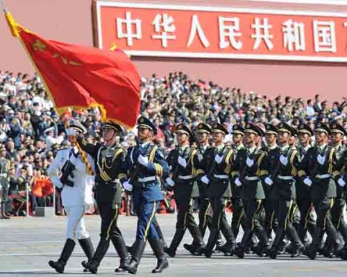 國慶70周年臨近,北京天安門廣場上舉行第二次全流程演練,約28萬人參與。 網圖