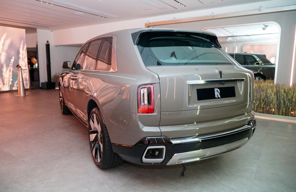 勞斯萊斯Rolls-Royce Cullinan Series II香港開售：新車還配備四輪轉向系統及48V車身防傾側系統，表現動靜皆宜。