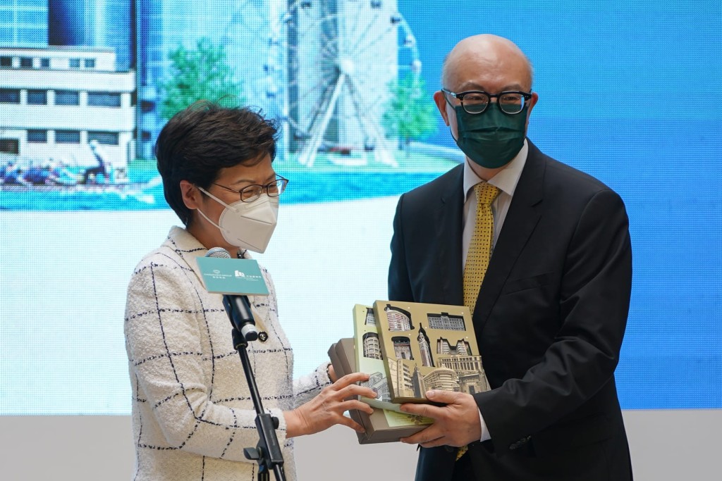 林鄭月娥將微型歷史建築磁石送給中環街市，並由華懋集團執行董事兼行政總裁蔡宏興接收。