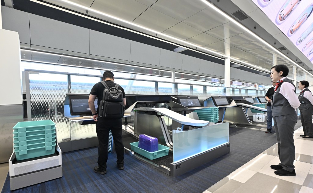 旅客可使用全新的智能登記櫃檯進行自助旅客登記服務及行李託運手續。