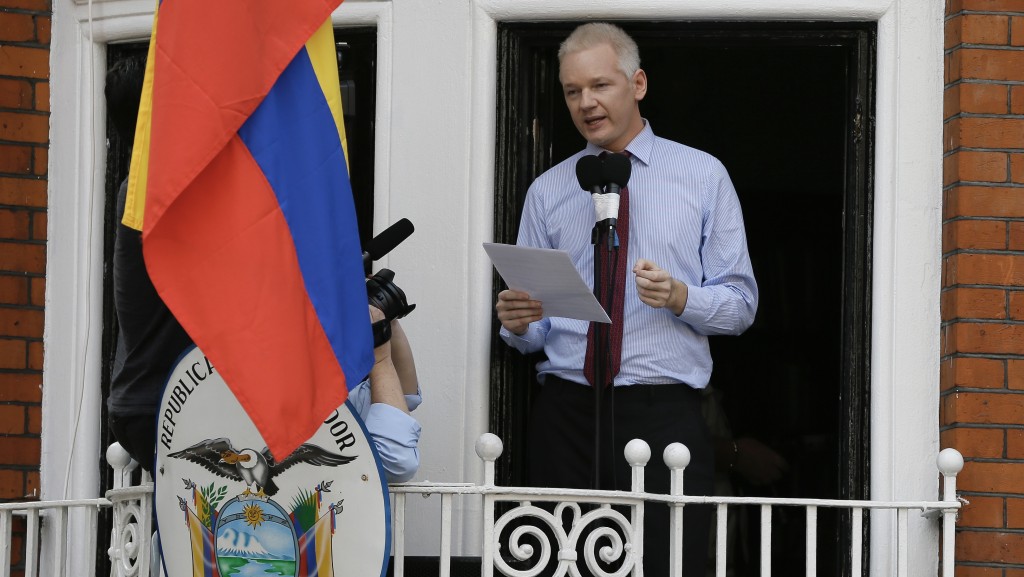 2012年阿桑奇在厄瓜多尔驻伦敦大使馆露面。 美联社