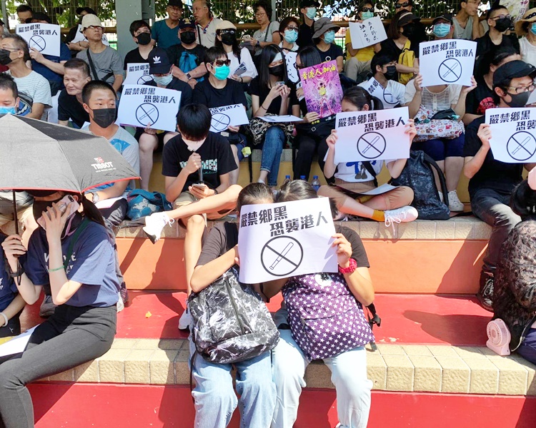 下午2時過後,參加者已坐滿新和里公園看台。