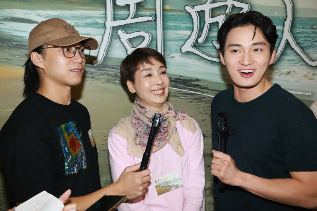 江美儀（中）、吳業坤（左）、周嘉洛（右）大談近況。
