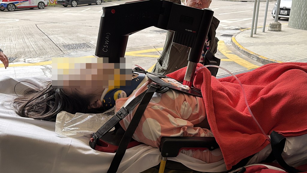 女事主送院搶救。梁國峰攝 女事主送院搶救。梁國峰攝