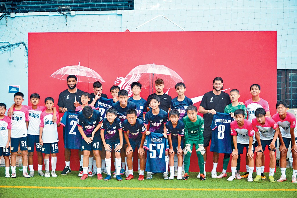 利物浦4位球員和傑志U14球員合影。