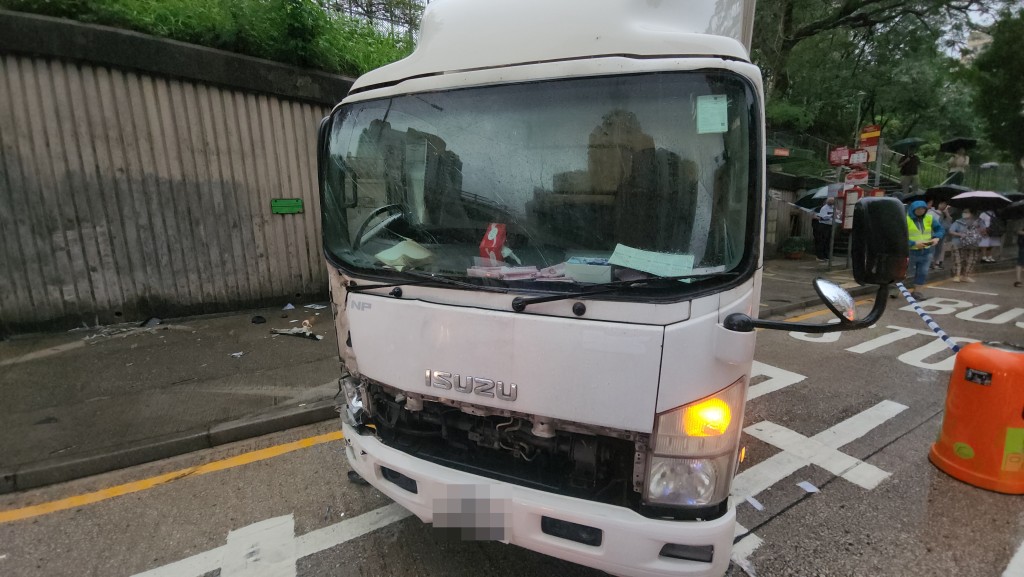 貨車損毀，司機不顧而去。