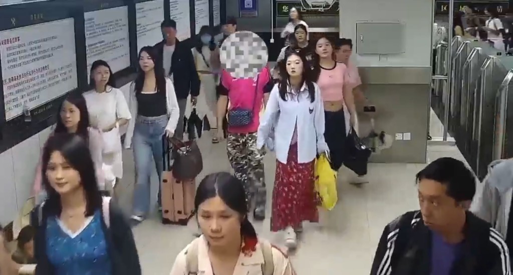 羅湖海關截查男旅客發現對方攜有大麻煙。海關發布