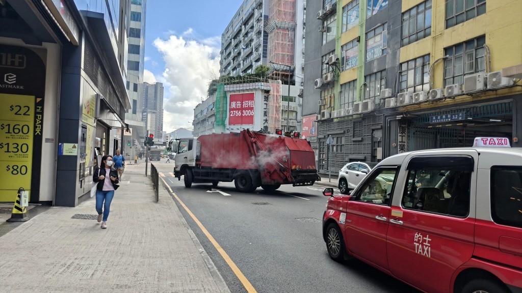 垃圾車冒煙。fb：車cam L（香港群組）