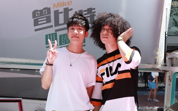 Mike(右)見來撐場的洪嘉豪熱到滴晒汗,想幫對方抹汗即遭阻止。