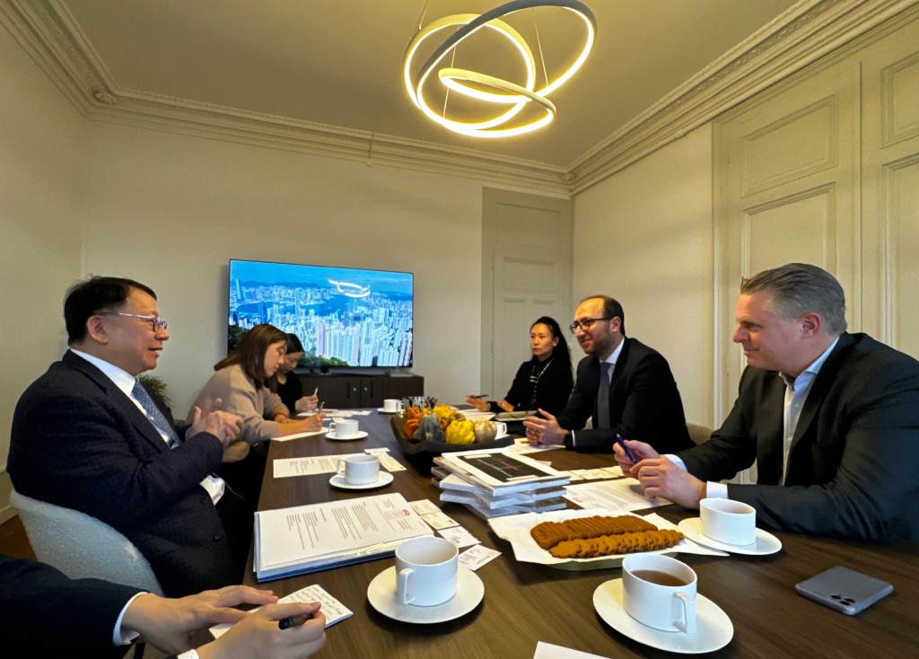 陈国基（左一）在瑞士期间与瑞中经济协会法语区分会副会长Vincent Subilia（右一）及协会其他成员会面。政府新闻处图片