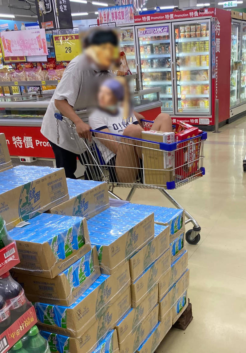 热裤女蜷曲著身体坐在手推车上由男友推著。fb