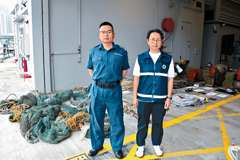 水警南分区助理指挥官（行动）总督察何上仁（左）及渔护署高级渔业主任（牌照事务及执行）何臻敏简报案情。