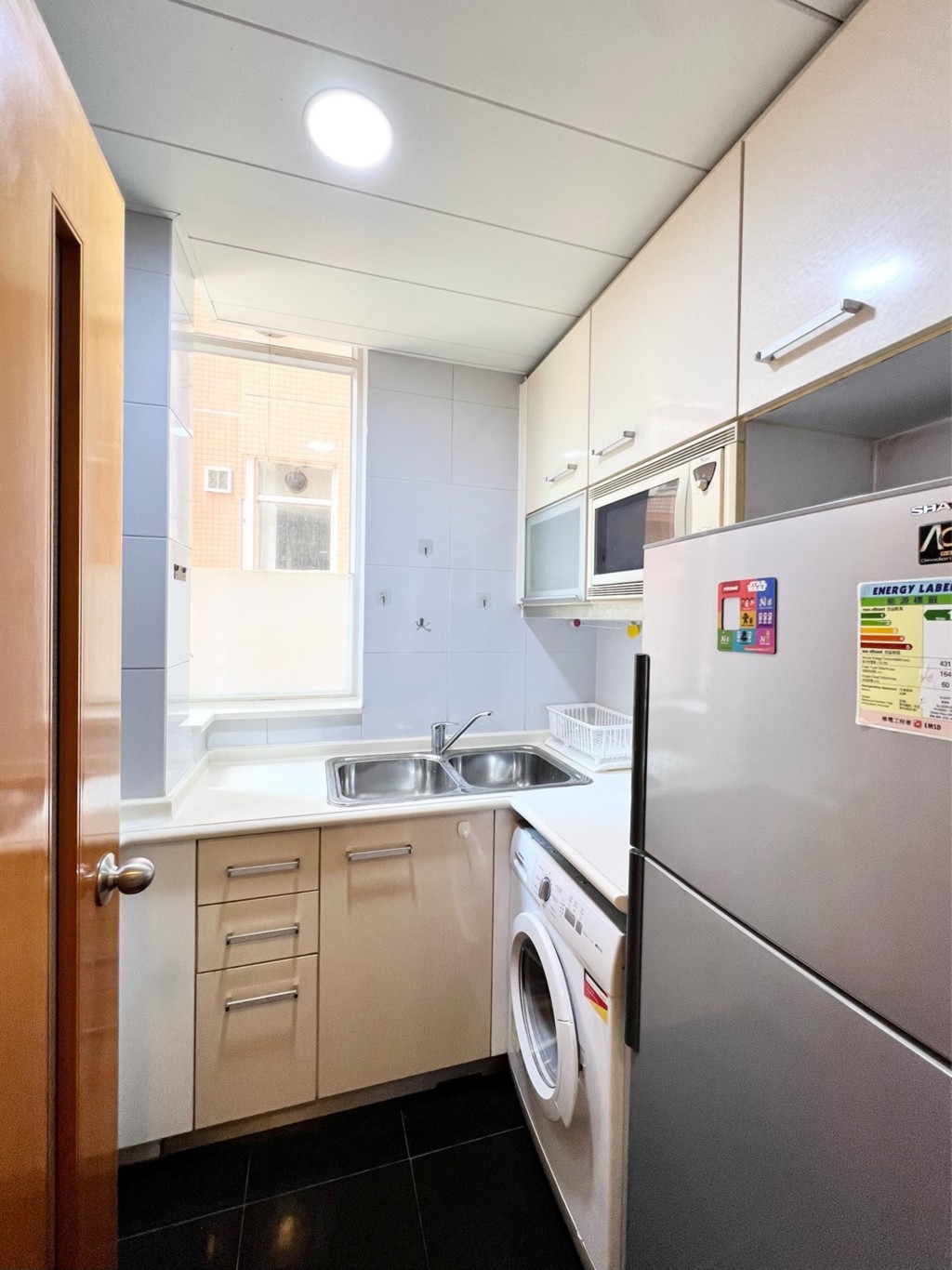 廚房設L形廚櫃，擁有通爽舒適的煮食空間。