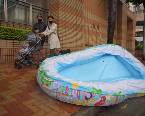 有兒童嬉水池飛落街。