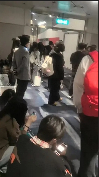 乘客下飛機檢查，航班延遲起飛。