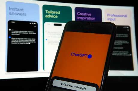 纽约一名用家手机上装有ChatGPT应用程式。美联社
