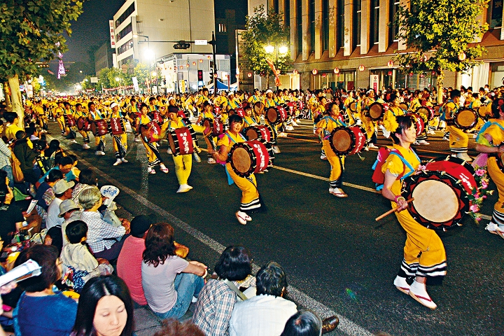 盛岡三颯舞祭是世上最大型的太鼓巡遊活動。