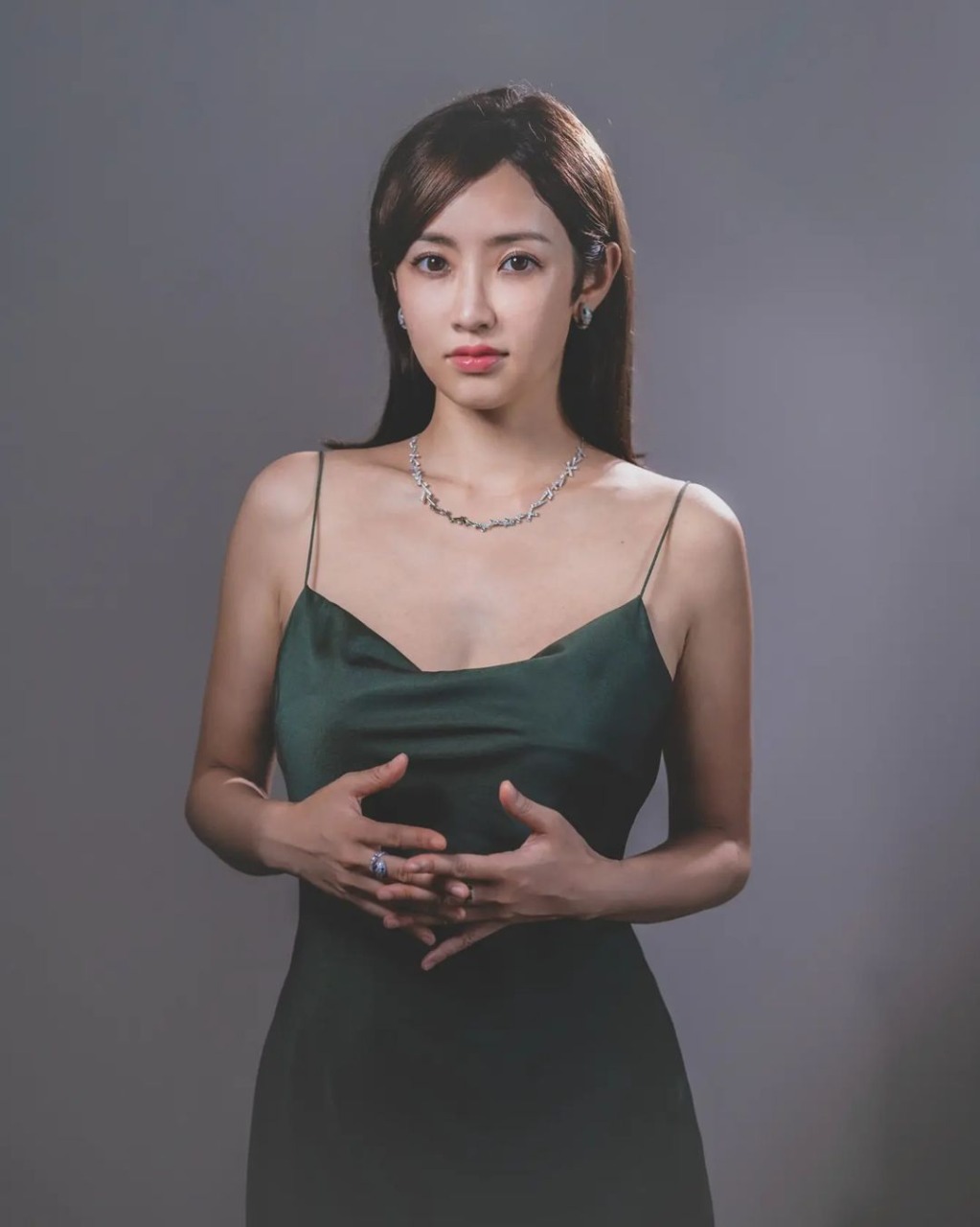 2021年，利颖怡直式签约做TVB亲生女。