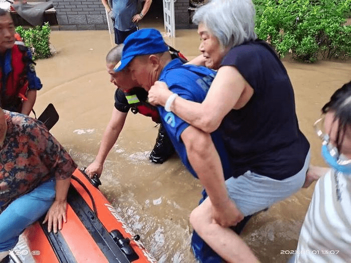 北京房山藍天救援隊在近期的暴雨災害中救援、轉移民眾。