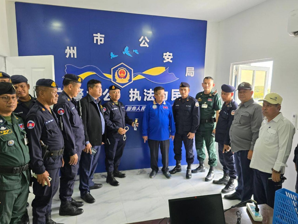 柬埔寨執法人員搗毀一處偽裝成中國公安設局詐騙的窩點。柬中時報 柬埔寨執法人員搗毀一處偽裝成中國公安設局詐騙的窩點。柬中時報