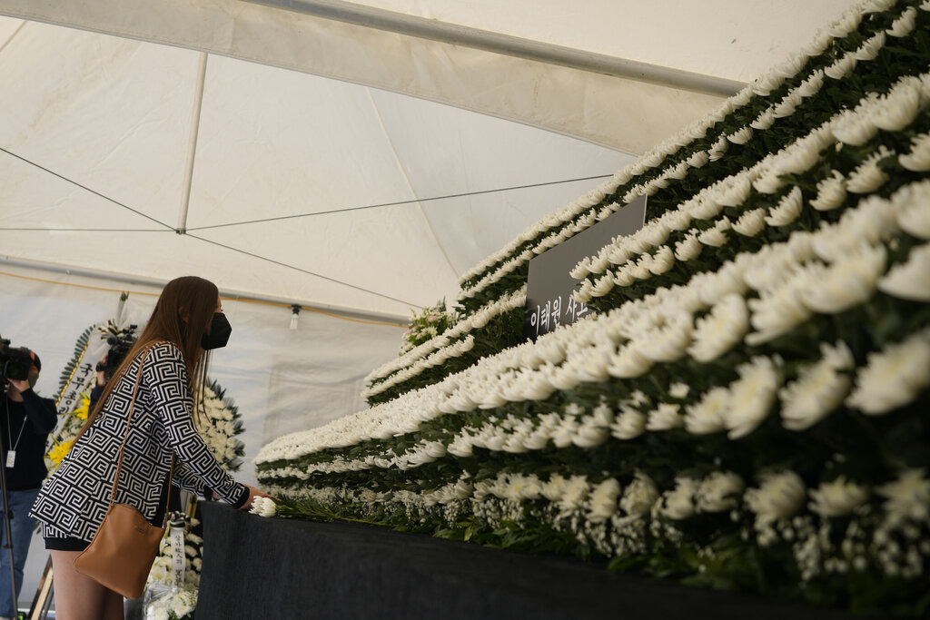 南韩民众献花悼念。AP资料图片