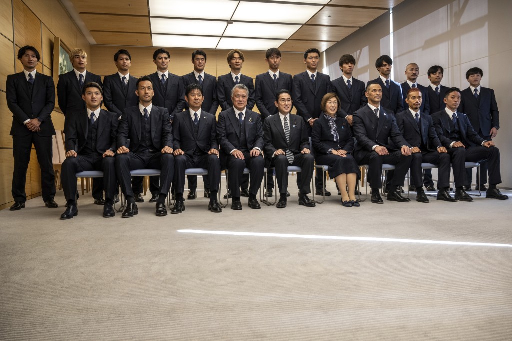日本首相岸田文雄接見日本隊。AP