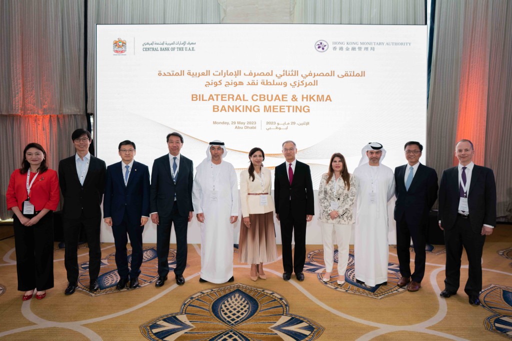 金管局上月出訪阿聯酋，商討加強兩地金融服務領域的合作。圖為金管局總裁余偉文(右五)、阿聯酋央行行長H.E.Khaled Mohamed Balama(左五)。