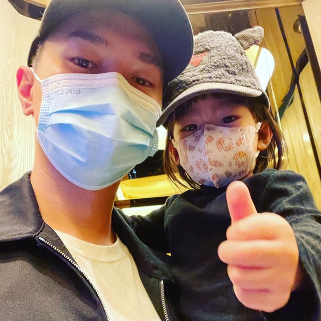 近排見疫情回穩,Jason先夠膽帶Abi外出。