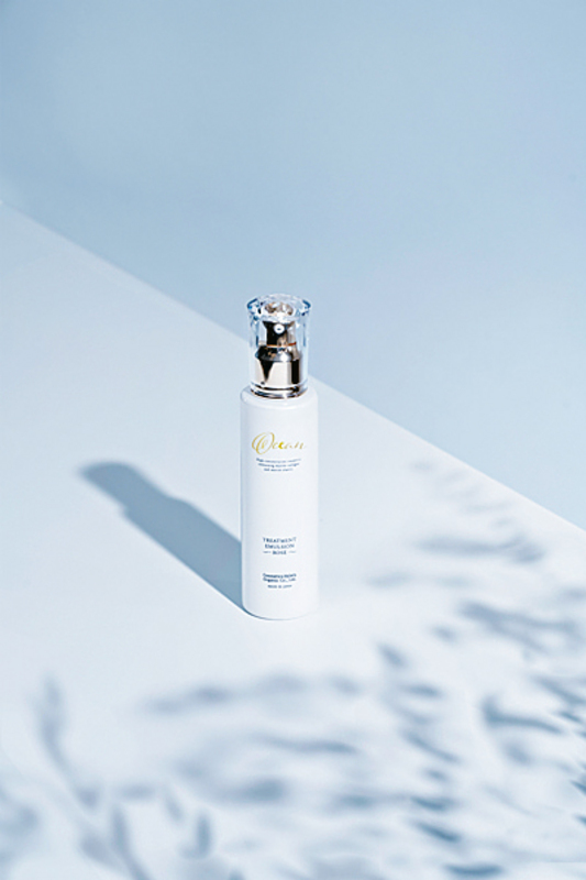 ●深海水润平衡乳质感轻薄，蕴含高浓度胶原蛋白活肤成分，有助调节水油平衡，在肌肤上形成保湿屏障，防止水分流失，滋润干燥肌。