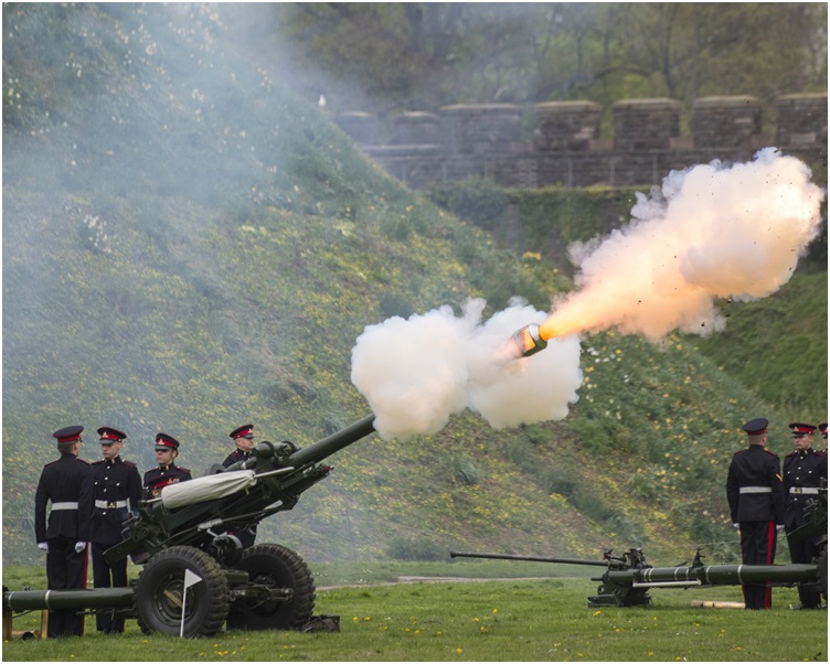 当局按传统鸣放62响礼炮庆祝女皇生辰。 AP 