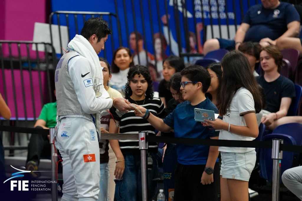 两届奥运金牌得主张家朗获得不少当地年青剑迷欢迎。FIE 图 两届奥运金牌得主张家朗获得不少当地年青剑迷欢迎。FIE 图